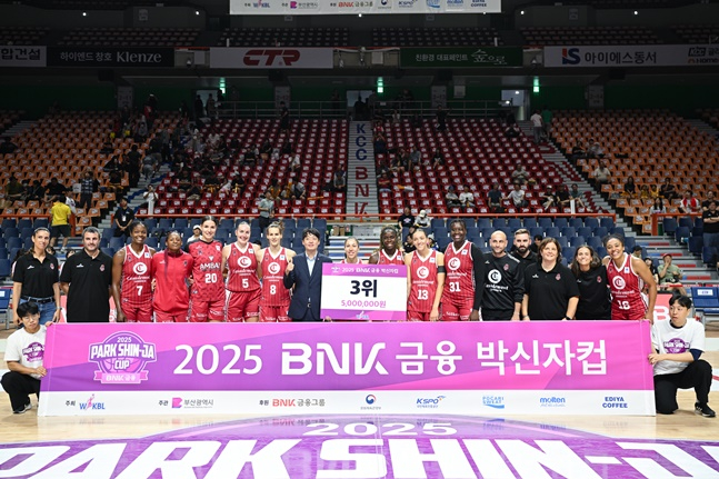 사라고사(스페인) 선수들이 박신자컵 3위 확정 후 기념촬영을 하고 있다. /사진=WKBL 제공