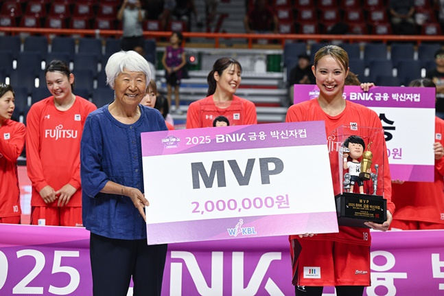 박신자 여사(왼쪽)가 2025 BNK 금융 박신자컵 MVP인 후지쯔 후지모토 아키와 기념촬영을 하고 있다. /사진=WKBL 제공