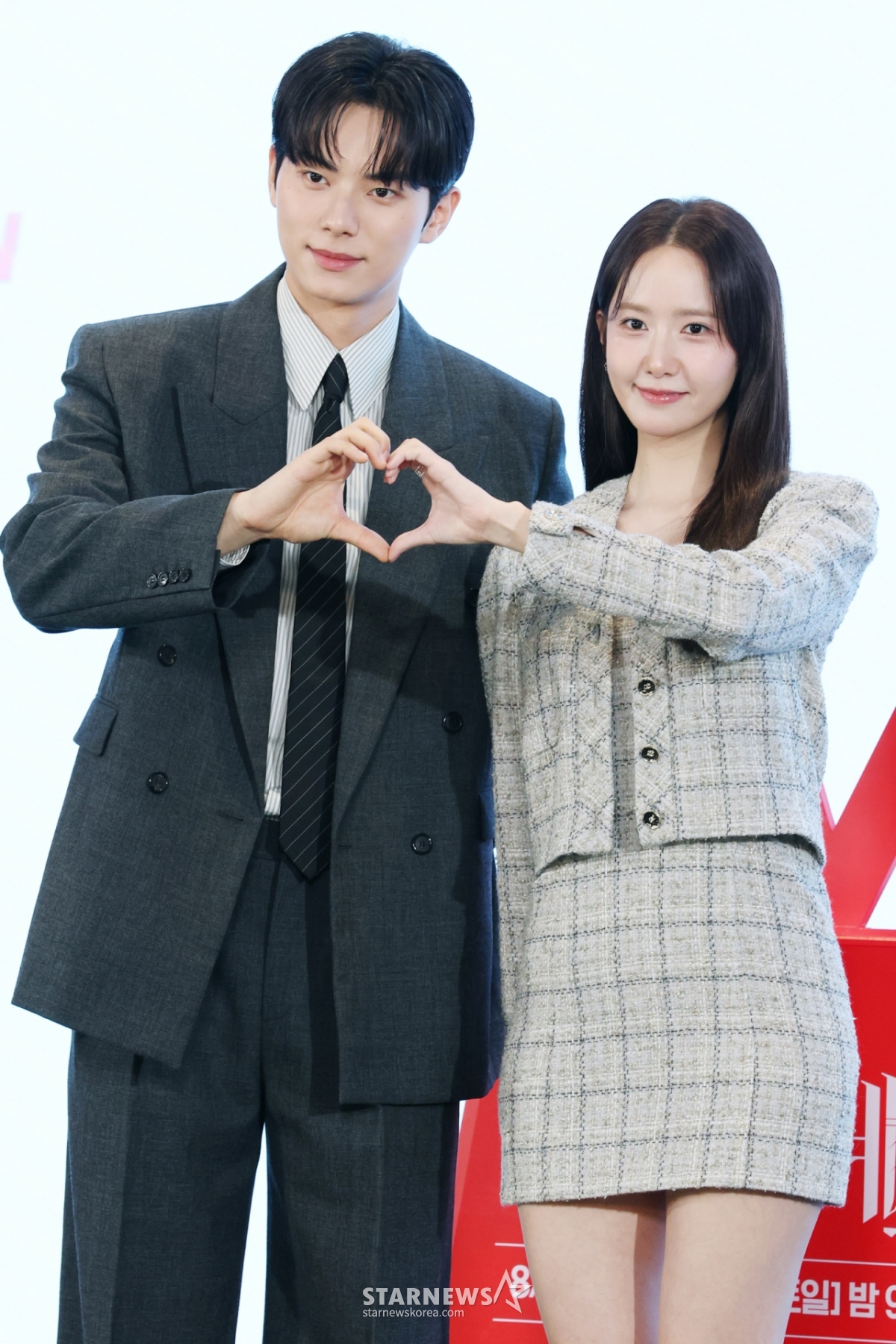 배우 이채민, 임윤아가 19일 오후 서울 구로구 더세인트에서 진행된 tvN 토일드라마 '폭군의 셰프' 제작발표회에 참석해 포즈를 취하고 있다.  최고의 순간 과거로 타임슬립한 셰프가 최악의 폭군이자 절대 미각 소유자인 왕을 만나며 벌어지는 서바이벌 판타지 로맨틱코미디 '폭군의 셰프'는 오는 23일 첫 방송된다. /2025.08.19 /사진=이동훈 photoguy@
