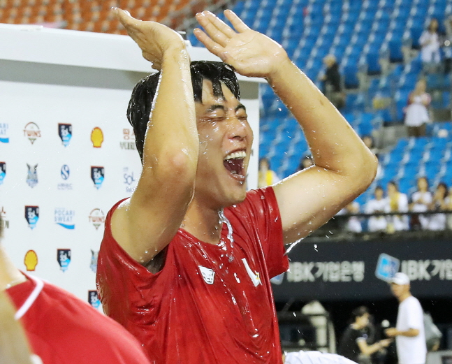 SSG 김광현이 7일 LG전 승리 후 후배들의 축하 물세례에도 기쁜 미소를 짓고 있다. /사진=SSG 랜더스 제공