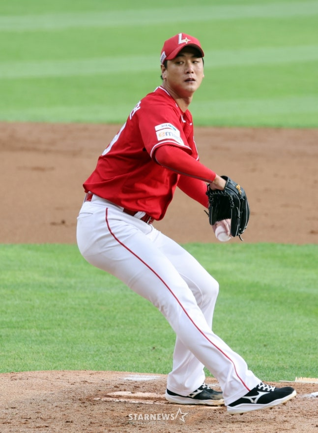 역투를 펼치는 김광현. /사진=강영조 선임기자
