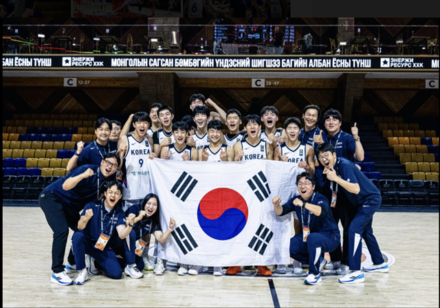 기뻐하는 한국 16세 이하 농구 대표팀. /사진=FIBA 홈페이지 캡처 
