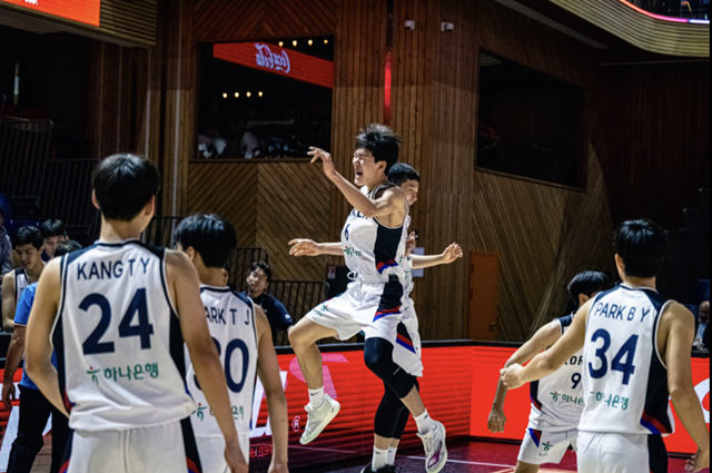 기뻐하는 한국 선수단. /사진=FIBA 홈페이지 캡처 
