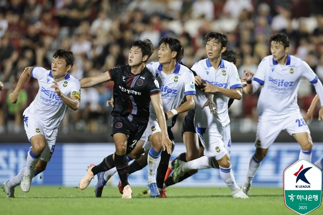 부천FC(빨간색 유니폼)와 인천유나이티드 경기. /사진=한국프로축구연맹 제공