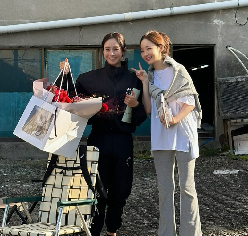 송지효, 박민영 /사진=송지효 SNS