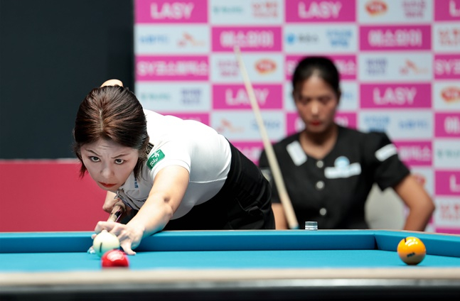 김가영(왼쪽)이 7일 SY 베리테옴므 PBA-LPBA 챔피언십' LPBA 결승에서 스트로크를 준비하고 있다. /사진=PBA 투어 제공