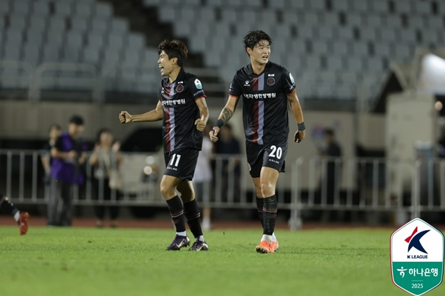 부천FC 박창준(왼쪽)이 인천 유나이티드전에서 골을 넣고 포효하고 있다. /사진=한국프로축구연맹 제공