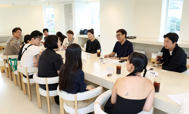 최휘영(오른쪽 2번째) 문화체육관광부 장관이 6일 우수 전속작가 기획전시 ‘다이얼로그: 수신 미확인’을 찾아 청년 작가들을 격려하고 현장 목소리를 듣고 있다. /사진=문체부