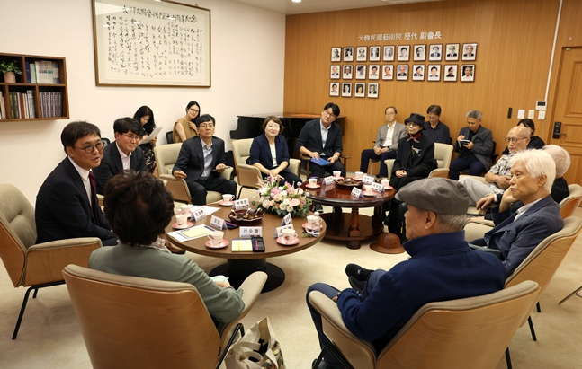 최휘영(맨 왼쪽) 문화체육관광부 장관이 5일 대한민국예술원 회장단을 만나 간담회를 하고 있다. /사진=문체부
