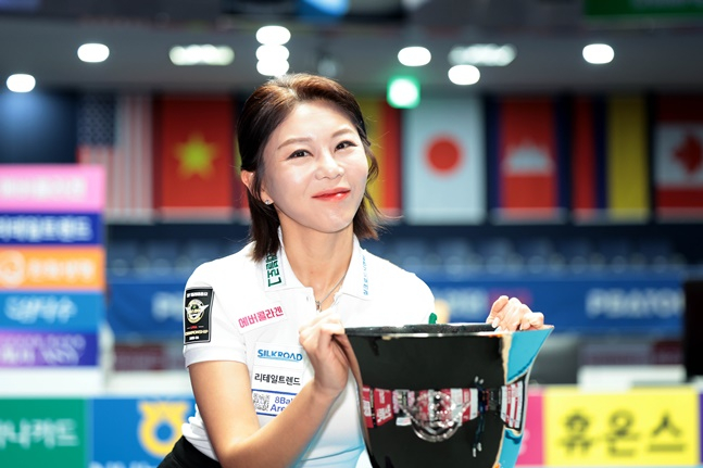 김가영이 7일 우승을 차지한 뒤 우승 트로피를 들고 포즈를 취하고 있다. /사진=PBA 투어 제공