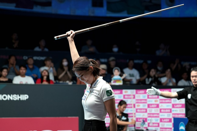 김가영이 챔피언샷을 성공시킨 뒤 큐를 들어올려 우승 세리머니를 하고 있다. /사진=PBA 투어 제공