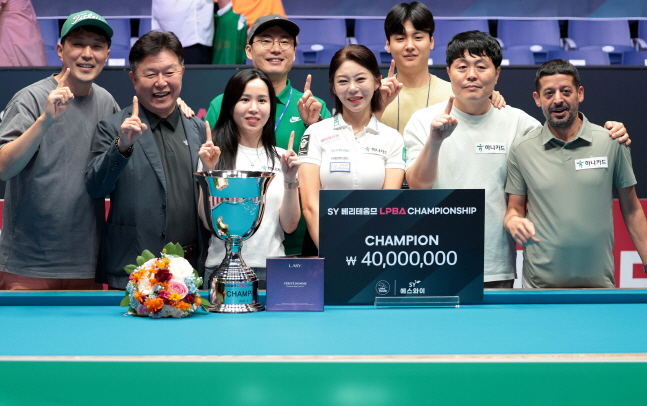 김가영(가운데)이 팀 동료들과 기념 촬영을 하고 있다. 맨 오른쪽은 초클루. /사진=PBA 투어 제공