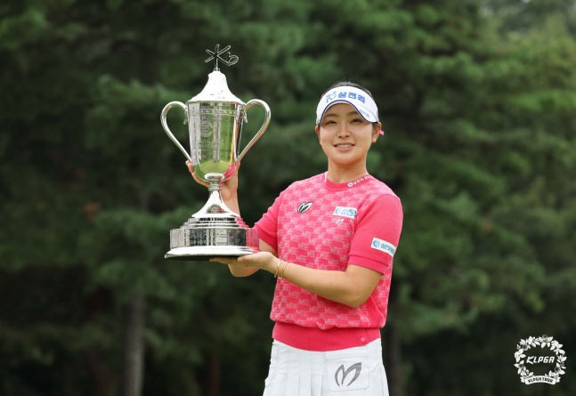 유현조가 지난 7일 경기도 이천에 위치한 블랙스톤이천에서 열린 2025 KLPGA 투어 KB금융 스타챔피언십 우승 트로피를 들고 있다. /사진=KLPGA 제공