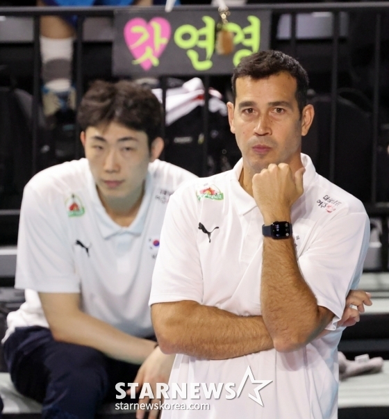 페르난도 모랄레스 감독이 지난 5월 삼산월드체육관에서 열린 '제2회 김연경 인비테이셔널(KYK INVITATIONAL 2025)' 월드올스타와 대한민국 국가대표팀 경기에서 지휘하고 있다. /사진=강영조 선임기자