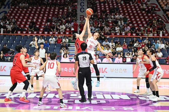 2025 BNK 금융 박신자컵 개막전인 BNK와 후지쯔의 경기 장면. /사진=WKBL 제공
