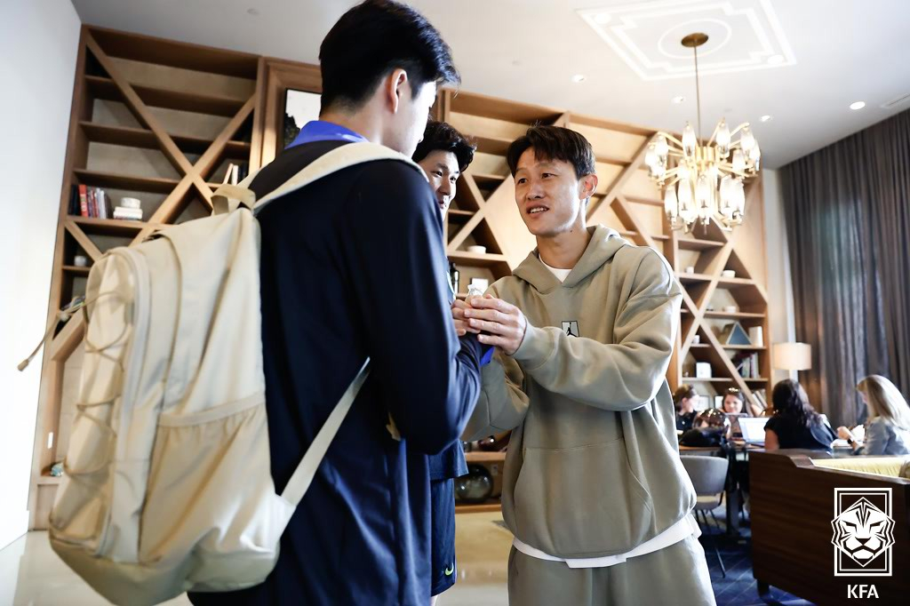햄스트링 부상으로 대표팀에서 소집해제돼 동료들과 인사하고 있는 이재성. /사진=대한축구협회 제공