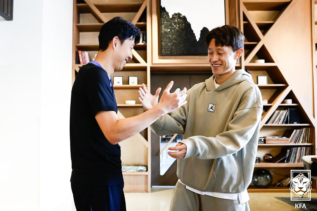 햄스트링 부상으로 대표팀에서 소집해제돼 손흥민과 인사하고 있는 이재성. /사진=대한축구협회 제공