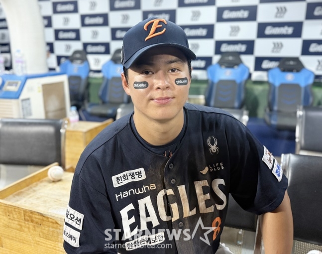 한화 노시환이 9일 사직 롯데전 승리 후 취재진과 인터뷰를 하고 있다. /사진=양정웅 기자