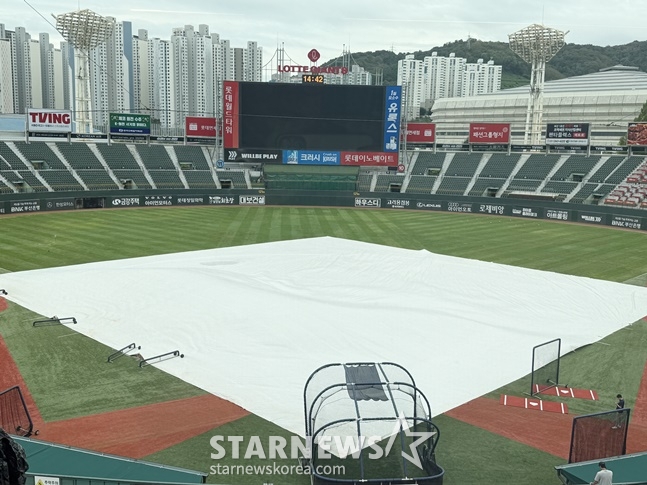 9일 롯데 자이언츠와 한화 이글스의 경기가 열릴 예정인 부산 사직야구장에 대형 방수포가 깔렸다. /사진=양정웅 기자 
