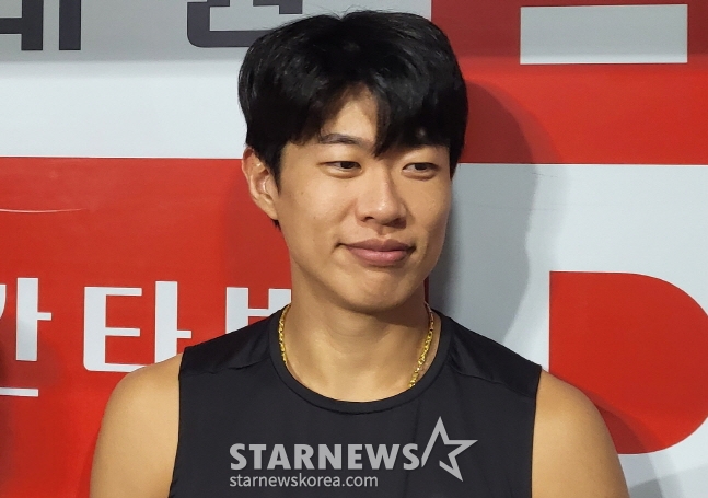 키움 송성문이 9일 LG전을 앞두고 취재진과 인터뷰를 하고 있다. /사진=안호근 기자