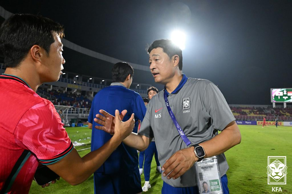 이민성(오른쪽) 감독이 9일(한국시간) 인도네시아 시도아르조 글로라 델타 스타디움에서 열린 AFC U-23 아시안컵 예선 J조 3차전 인도네시아와 경기 승리 후 선수들과 악수하고 있다. /사진=대한축구협회(KFA) 제공