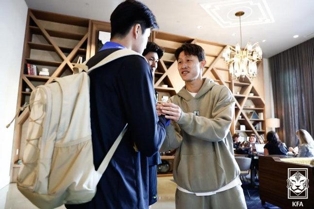 햄스트링 부상으로 대표팀에서 소집해제돼 동료들과 인사하고 있는 이재성. /사진=대한축구협회 제공
