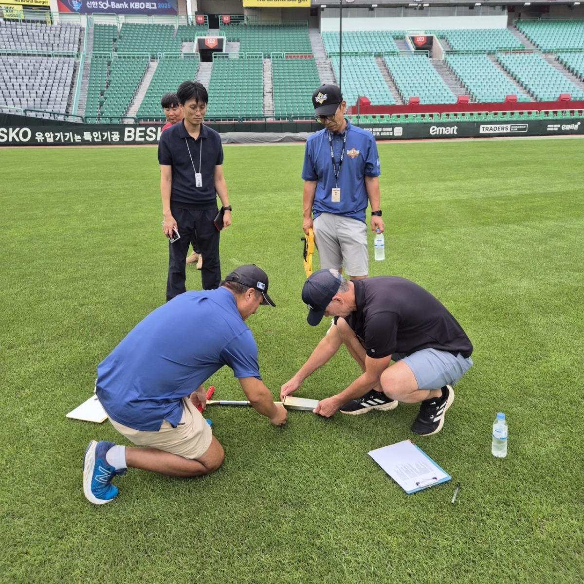 구장 관리 실태 조사 모습. /사진=KBO 제공