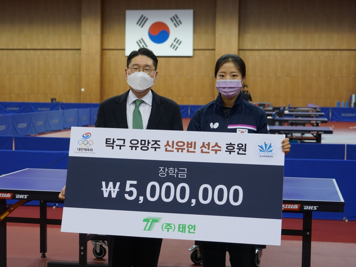 이상현(왼쪽) 대표와 신유빈. /사진=대한체육회 제공
