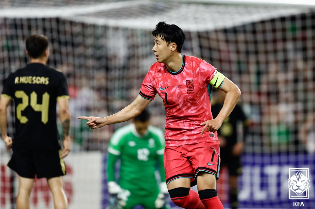 대한민국 축구 대표팀 주장 손흥민이 10일 미국 테네시주 내슈빌의 지오디스 파크에서 열린 멕시코와 A매치 평가전에서 골을 터뜨린 뒤 골 세리머니를 하고 있다. /사진=대한축구협회 제공