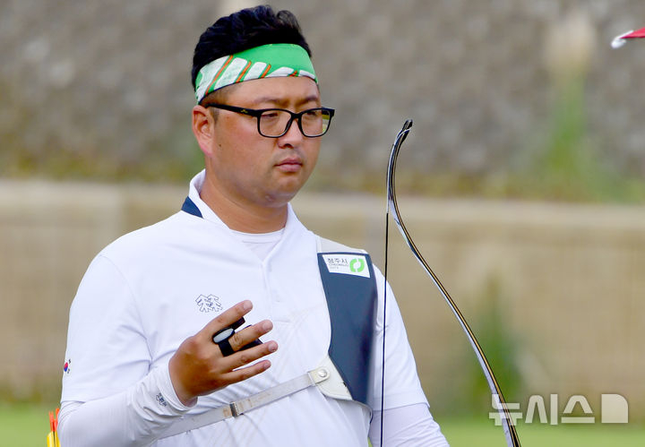 한국 양궁 남자 리커브 국가대표 김우진이 10일 광주 남구 광주국제양궁장에서 열린 '광주 2025현대세계양궁선수권대회' 리커브 남자 개인전 예선을 준비하고 있다. /사진=뉴시스 제공