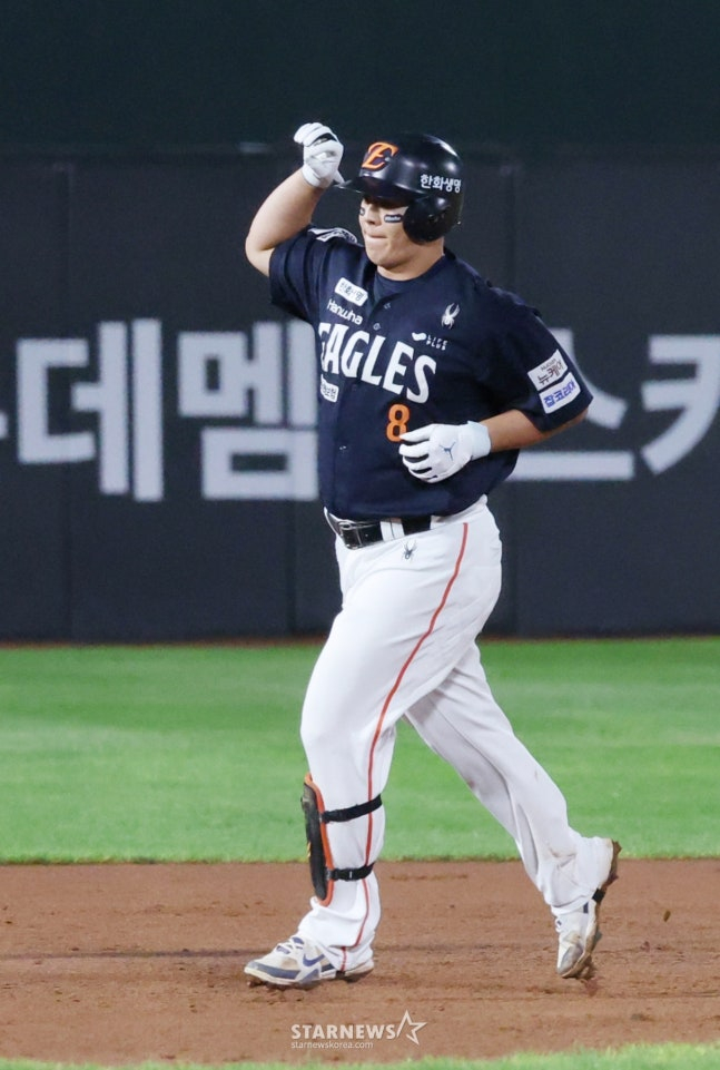 한화 노시환이 9일 사직 롯데전에서 6회초 2점 홈런을 터트리고 세리머니를 하고 있다. /사진=김진경 대기자 