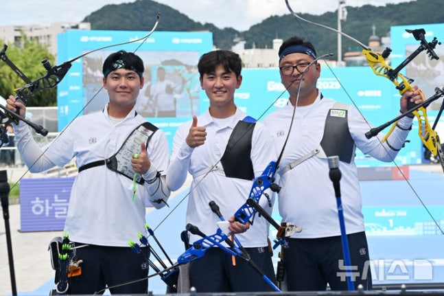 한국 양궁 남자 리커브 국가대표팀이 10일 광주 동구 5·18민주광장에서 열린 '광주 2025 현대 세계양궁선수권대회'에서 남자 단체전 우승을 차지한 뒤 세리머니를 하고 있다. 왼쪽부터 이우석, 김제덕, 김우진. /사진=뉴시스 제공