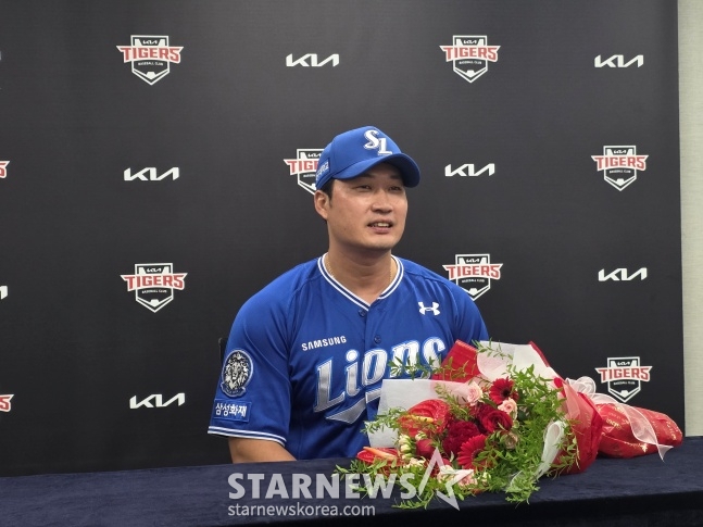 삼성 오승환이 10일 광주-기아챔피언스필드에서 열린 자신의 은퇴투어를 마치고 취재진과 인터뷰하고 있다. /사진=김동윤 기자