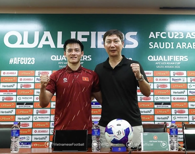 U-23 아시안컵 예선에 나서기 전 공식 기자회견에 참석한 김상식 감독(오른쪽). /사진=디제이 매니지먼트