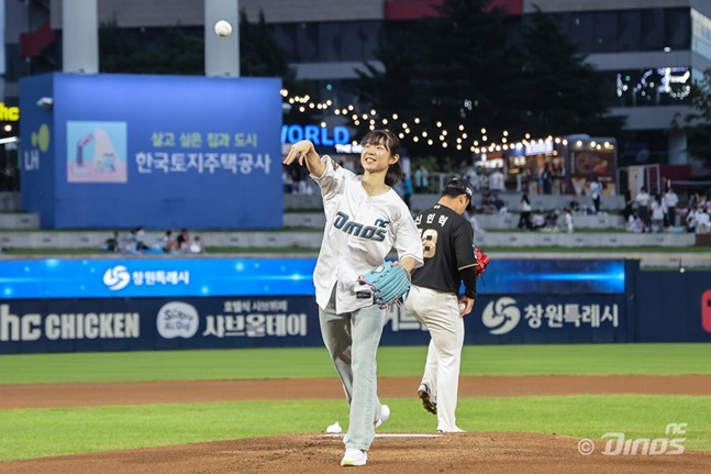 KB스타즈 허예은이 10일 창원 NC-SSG전에서 시구를 하고 있다. /사진=NC 다이노스 제공 