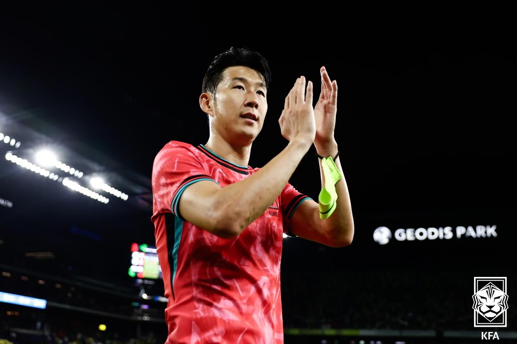 대한민국 축구 국가대표팀 주장 손흥민이 10일(한국시간) 미국 테네시주 내슈빌의 지오디스파크에서 열린 멕시코와의 축구 국가대표팀 평가전 2-2 무승부 이후 그라운드를 돌며 인사하고 있다. /사진=대한축구협회 제공