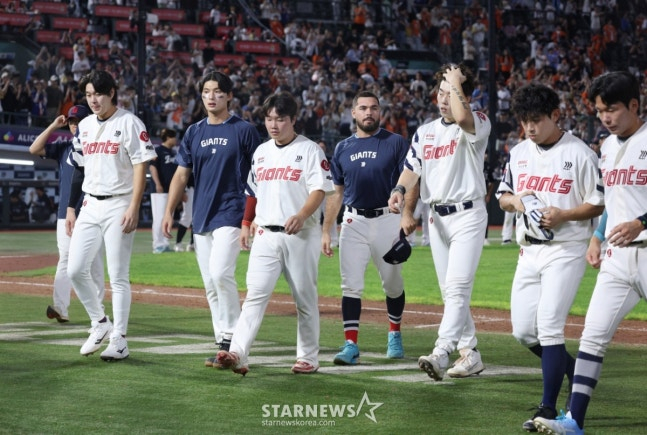 롯데 선수들이 10일 사직 한화전 패배 후 더그아웃으로 돌아가고 있다. /사진=김진경 대기자 
