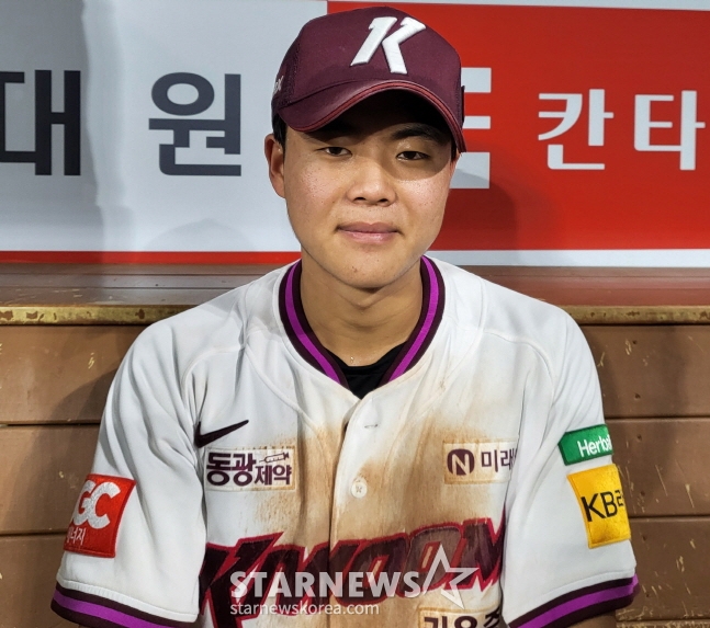 키움 어준서가 지난 9일 LG전 승리 후 취재진과 인터뷰를 하고 있다. /사진=안호근 기자
