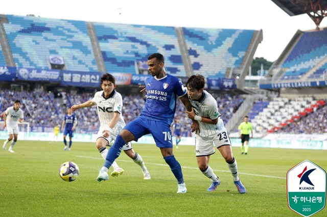 수원삼성-서울이랜드(흰색 유니폼) 경기. /사진=한국프로축구연맹 제공