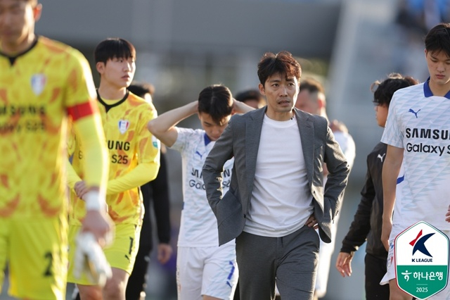 아쉬워하는 수원삼성 선수단. /사진=한국프로축구연맹 제공