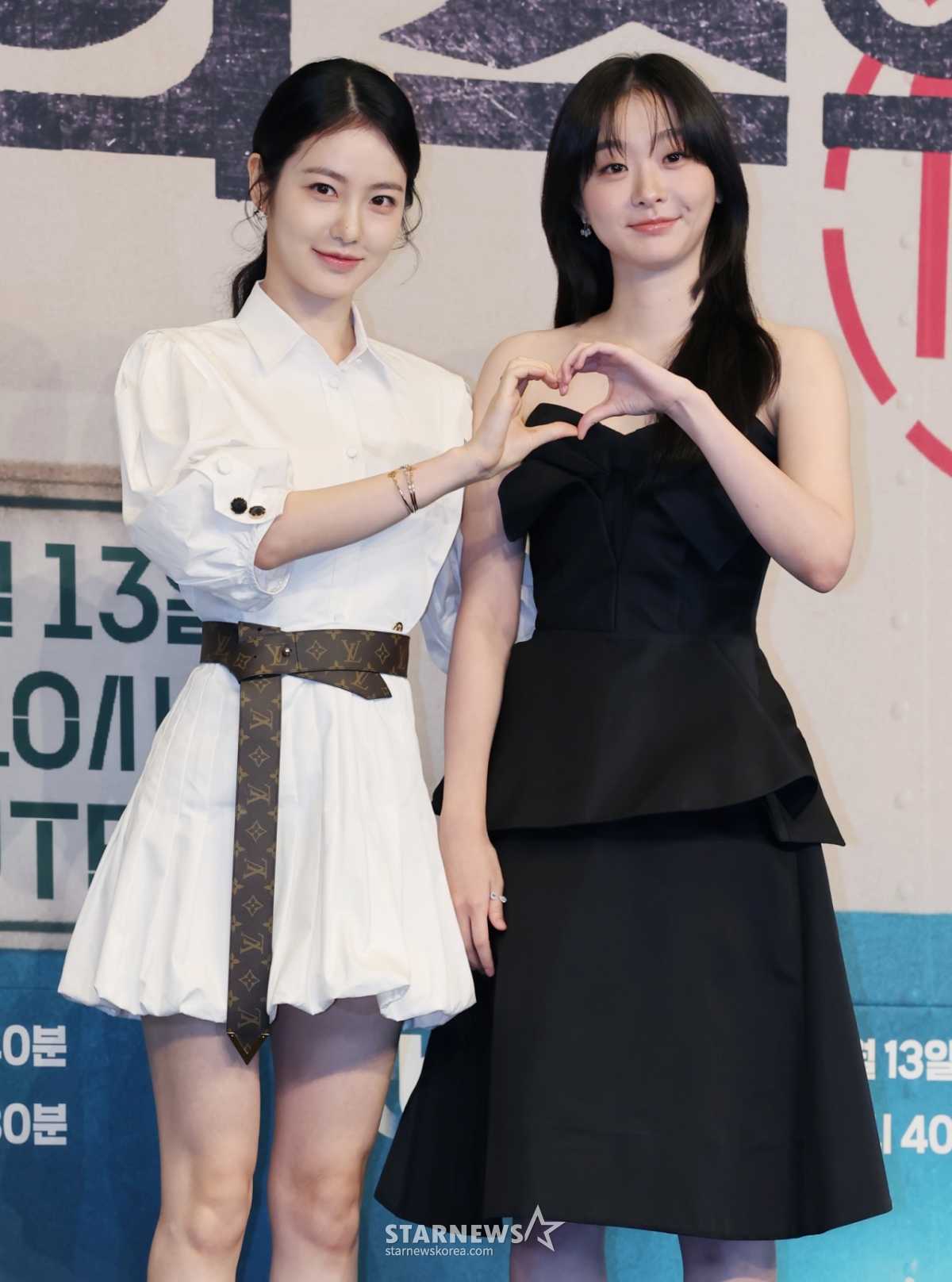 배우 신예은, 김다미가 11일 오후 서울 구로구 더링크호텔에서 진행된 JTBC 토일드라마 '백번의 추억' 제작발표회에 참석해 포즈를 취하고 있다. 1980년대 100번 버스 안내양 영례와 종희의 빛나는 우정, 그리고 두 친구의 운명적 남자 재필을 둘러싼 애틋한 첫사랑을 그린 뉴트로 청춘 멜로 드라마 '백번의 추억'은 오는 13일 첫 방송된다. /2025.09.11 /사진=이동훈 photoguy@