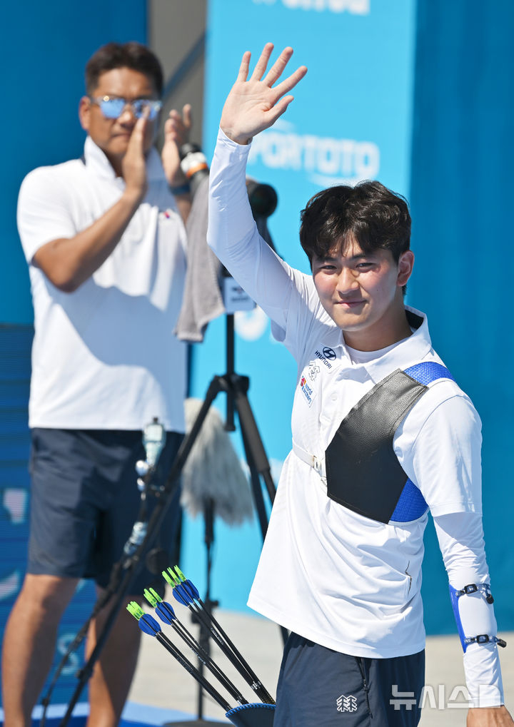 한국 양궁 남자 리커브 국가대표팀 김제덕이 11일 광주 5.18 민주광장에서 열린 '광주 2025 현대 세계양궁선수권대회' 남자 리커브 개인전 대회에 나섰다. /사진=뉴시스 제공