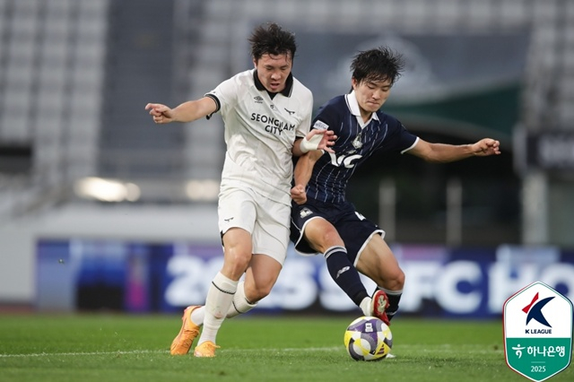 경기에 집중하는 신재원(왼쪽). /사진=한국프로축구연맹 제공