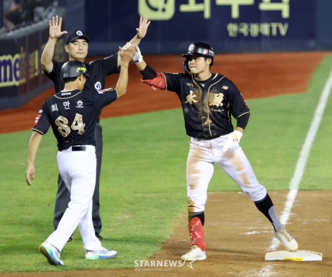2타점 적시 3루타를 때려낸 권동진(오른쪽). /사진=강영조 선임기자