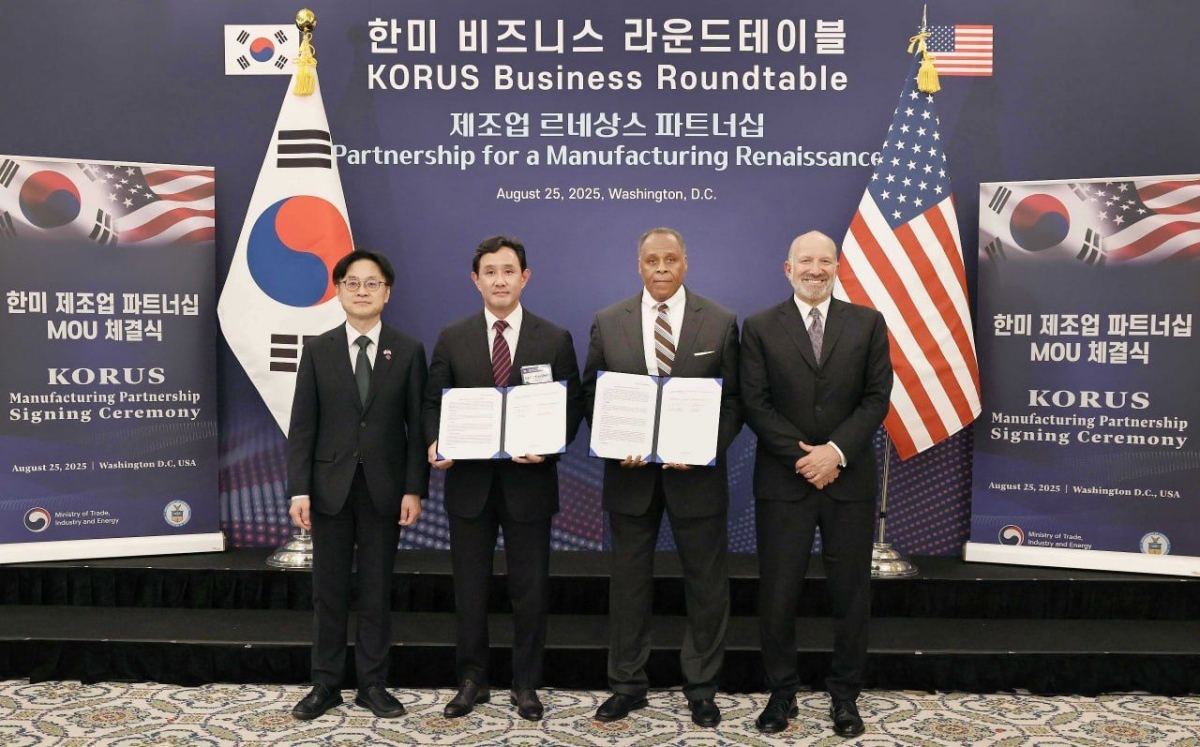 (왼쪽부터)김정관 산업통상자원부 장관, 최윤범 고려아연 회장, 마이클 윌리엄슨 록히드마틴 인터내셔널 사장, 하워드 러트닉 미국 상무부 장관이 기념 사진을 촬영하고 있다