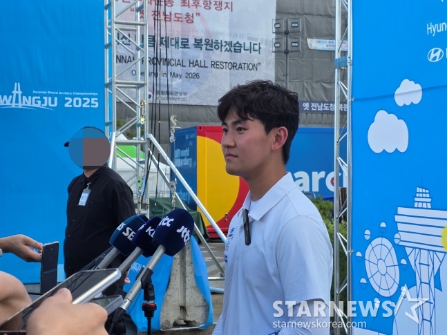 한국 양궁 리커브 남자대표팀의 김제덕이 11일 '광주 2025 현대 세계양궁선수권대회' 리커브 남자 개인전에서 동메달을 딴 후 취재진과 인터뷰에 응하고 있다. /사진=김동윤 기자