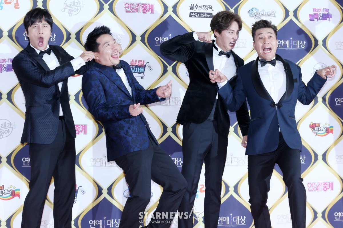  KBS 예능프로그램 '1박 2일' 배우 차태현, 개그맨 김준호, 배우 윤시윤, 가수 김종민이 2016년 12월 24일 서울 영등포구 KBS 신관에서 진행된 '2016 KBS 연예대상' 레드카펫에 참석해 포즈를 취하고 있다. /사진=김휘선 기자 hwijpg@