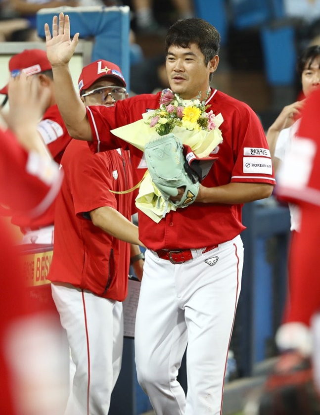 노경은(오른쪽)이 8회를 막아내고 홀드를 달성한 뒤 동료들의 축하를 받고 있다. /사진=SSG 랜더스 제공