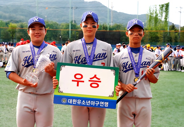 우승을 차지한  경남 함안BSC 선수들. /사진=대한유소년야구연맹