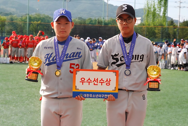 우수선수상을 받은 오창엽(왼쪽·함안BSC)과 강전협(세종공공SC). /사진=대한유소년야구연맹